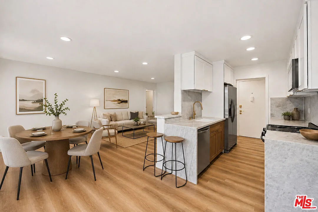 2 bed, 2.0 bath, 922 sqft, $3,600 — Photo 3