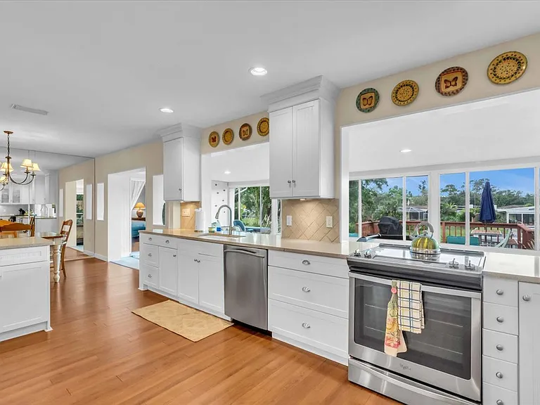 2732 Valencia Dr — Photo 10