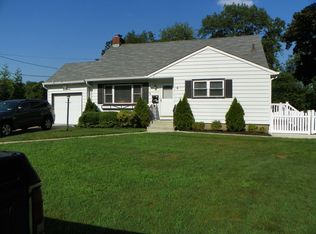 19 Eastwood Dr, North Babylon, NY 11703