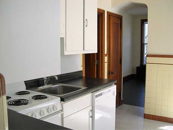 Large 1 Bedroom (201) Kitchen