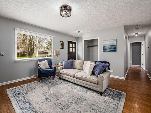 5th image of 512 Surrey Ln