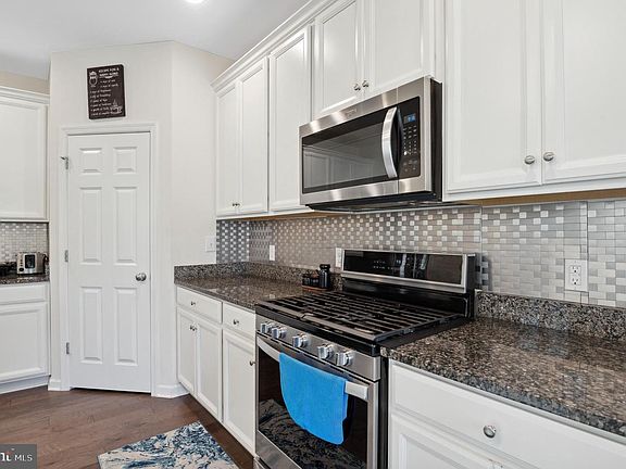 3rd image of 450 Andorra Blvd