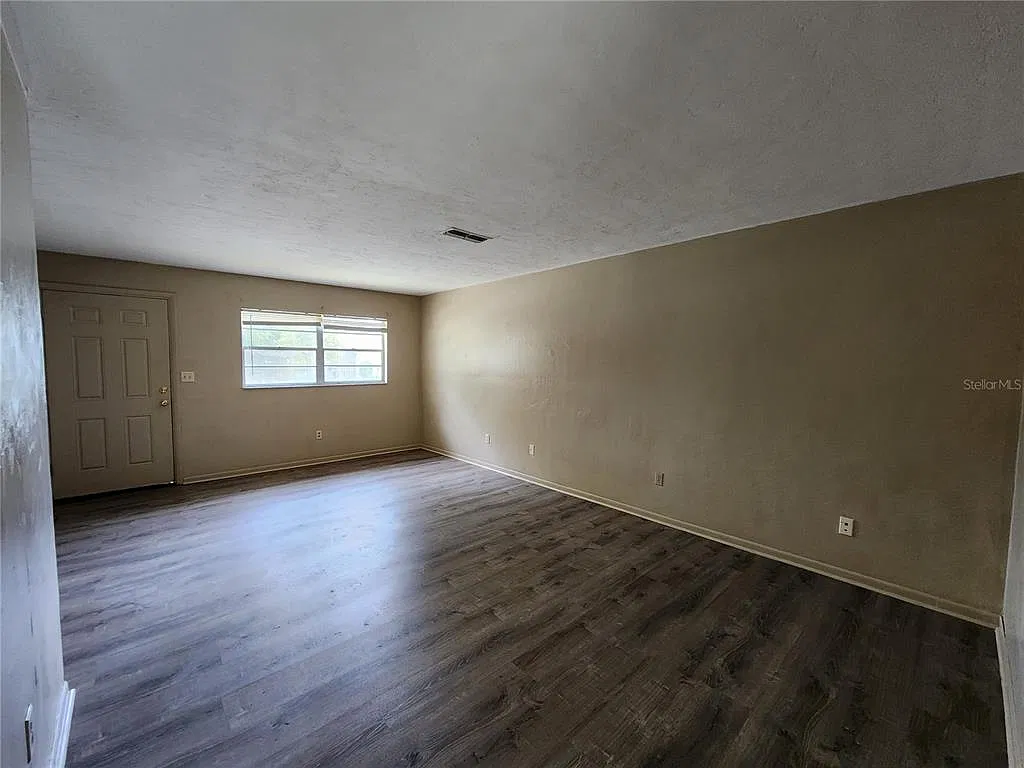 2 bed, 1.0 bath, 930 sqft, $1,000 — Photo 2
