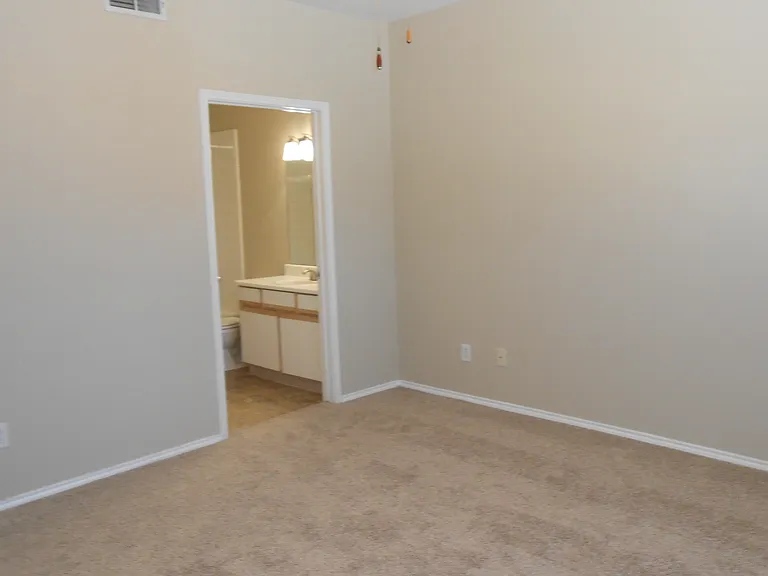 Hulen Heights Apartments — Photo 20