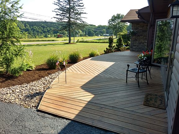 Beautiful deck into home. 