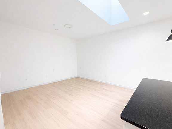 4th image of 2040 Division Ave S #202
