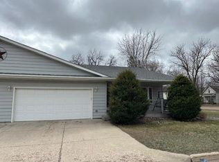 285 13th St, Windom, MN 56101