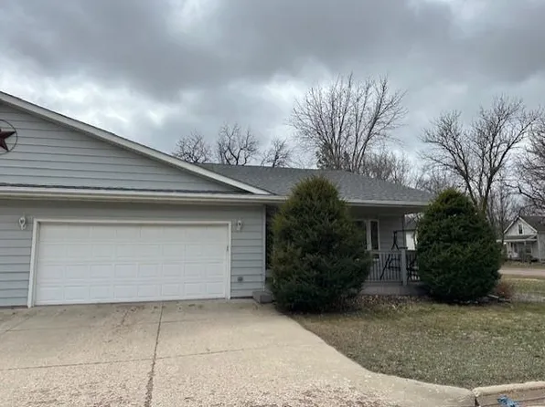 285 13th St, Windom, MN 56101