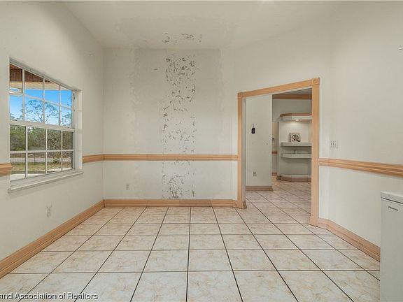 4th image of 825 Daffodil St