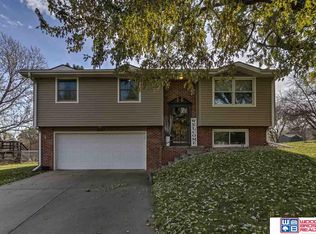 4327 Hallcliffe Rd, Lincoln, NE 68516