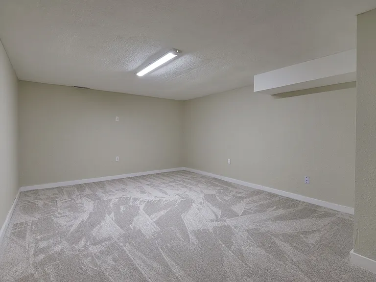 1137 W Main St — Photo 25