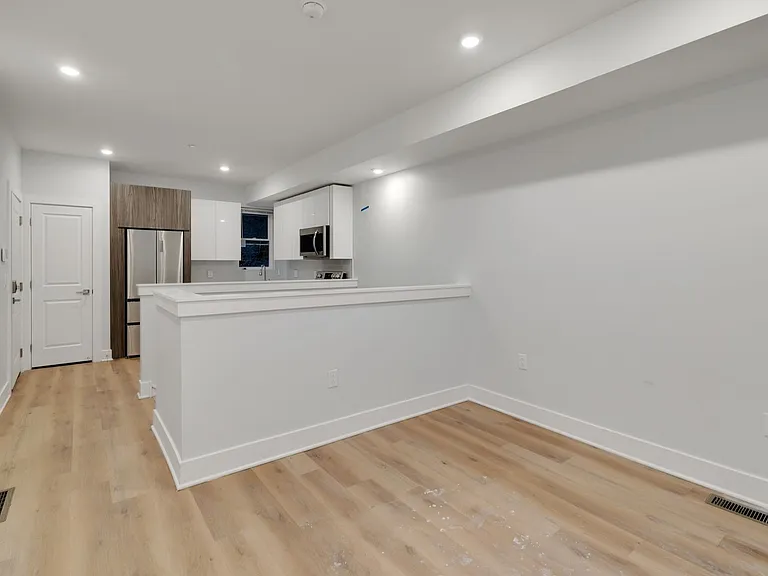 1723 Memorial Ave — Photo 2