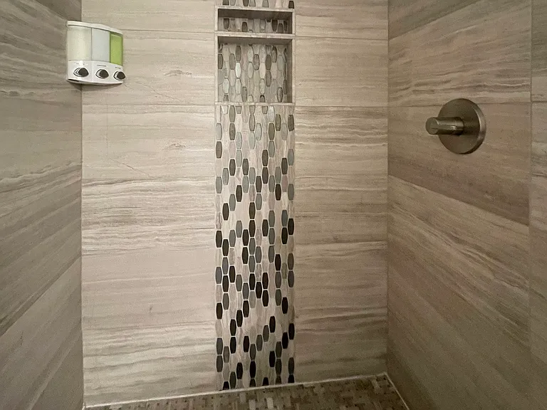 1126 Melrose Dr — Photo 17