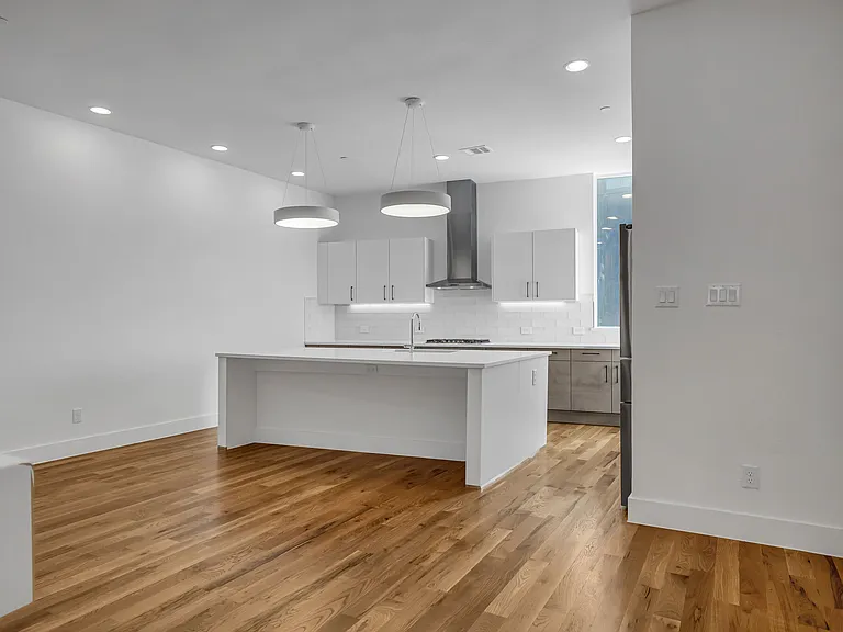426 W 9th St #108 — Photo 8