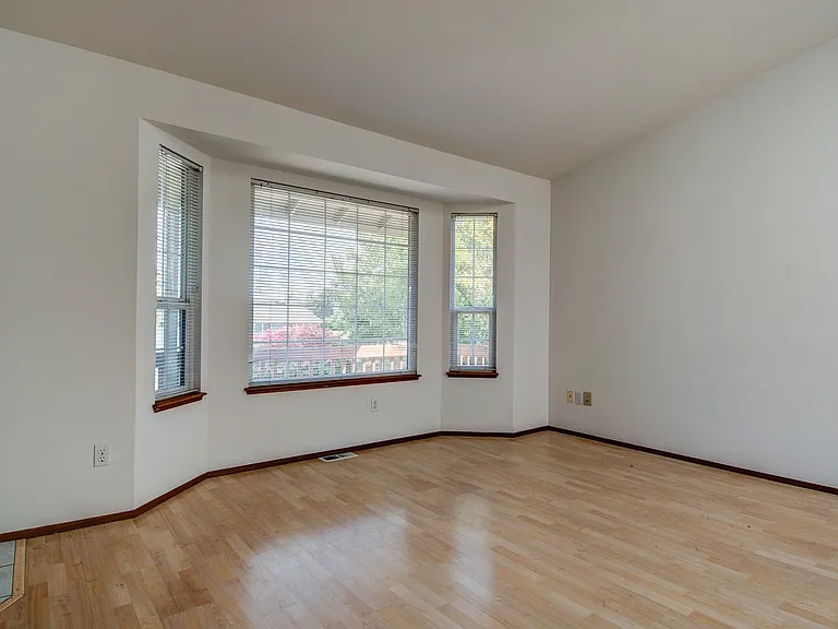 1725 SW Nienhuis St — Photo 7