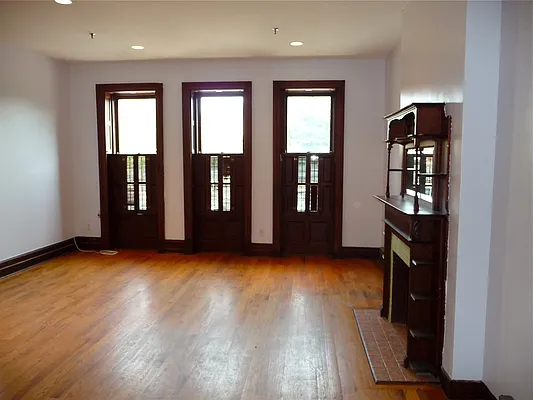 Rented by Perry Associates NYC Inc | media 32