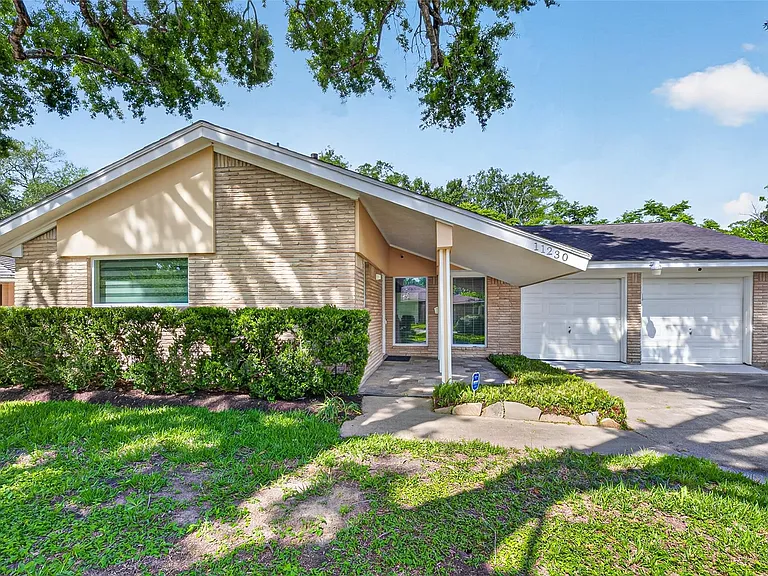 11230 Huggins Dr — Photo 3