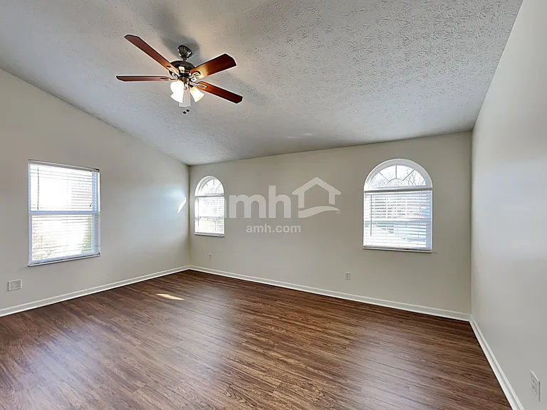 125 Simsbury Ct — Photo 11
