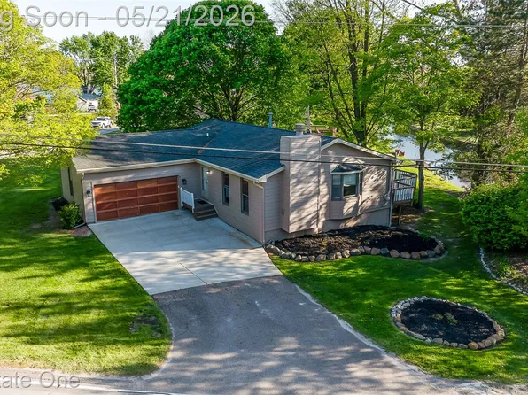 8402 Scotia Rd, Pinckney, MI 48169