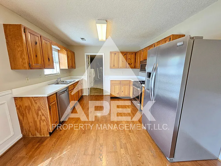2528 Cinema Dr — Photo 9