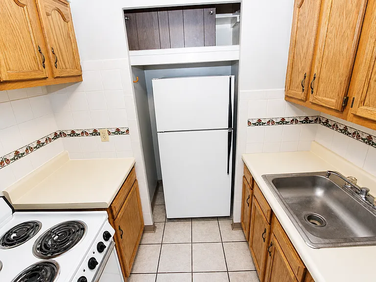 Carpeted 1 Bed/1 Bath (Unit 104)