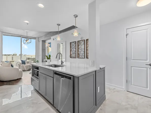 415 Church St APT 1113, Nashville, TN 37219