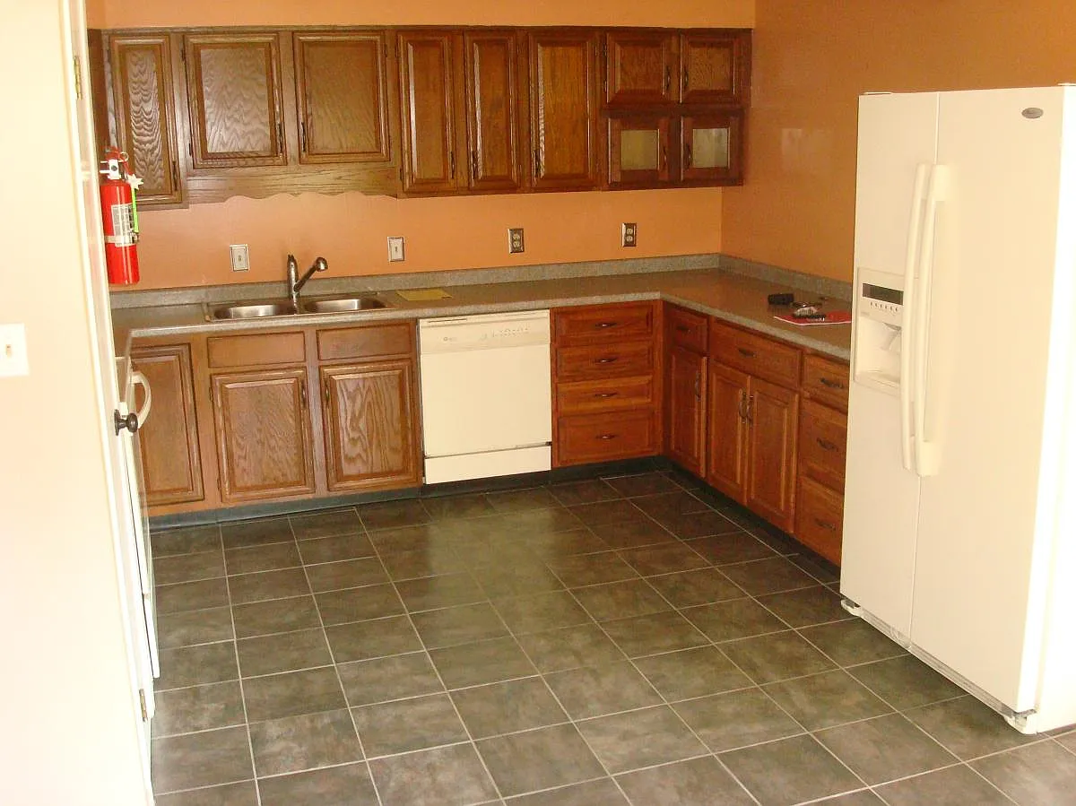 3 bed, 2.5 bath, 1800 sqft, $2,100 — Photo 3