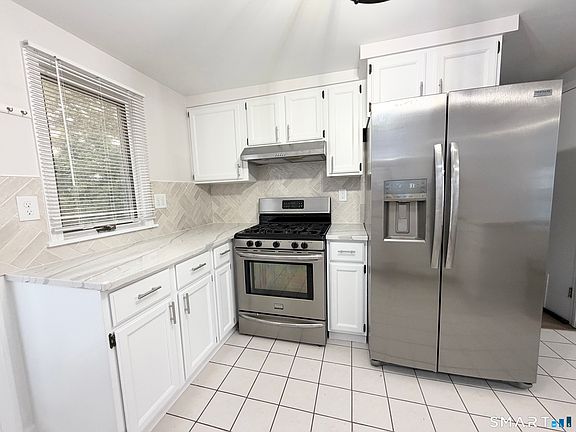 2nd image of 221 Meadows End Rd
