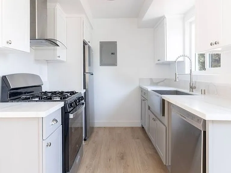 Locke Apts. — Photo 10