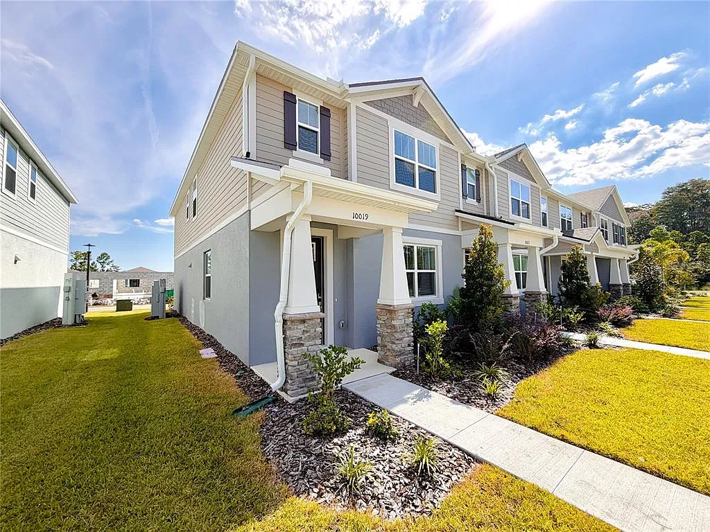 4 bed, 2.5 bath, 1678 sqft, $2,700 — Photo 1