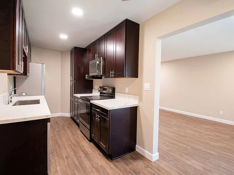 Foothill Manor — Photo 5