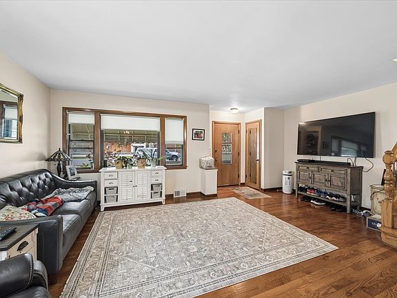 5th image of 285 Desplaines Ave