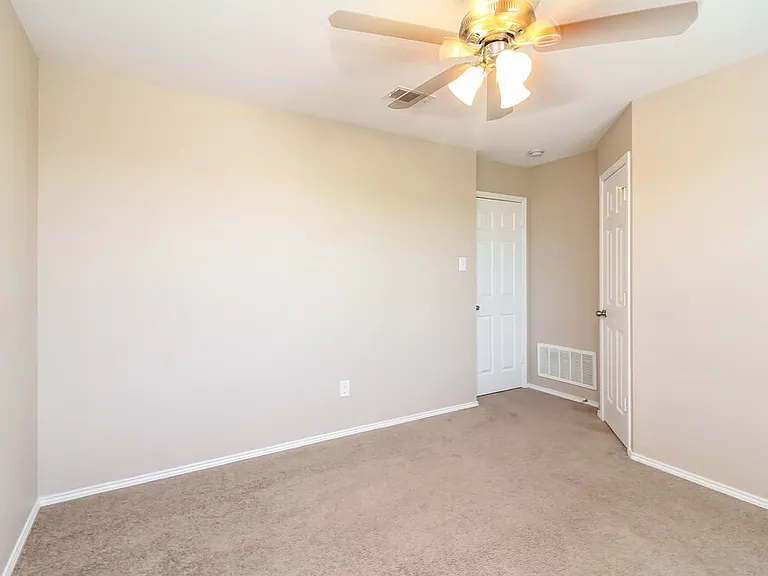 698 Austin Ln — Photo 15