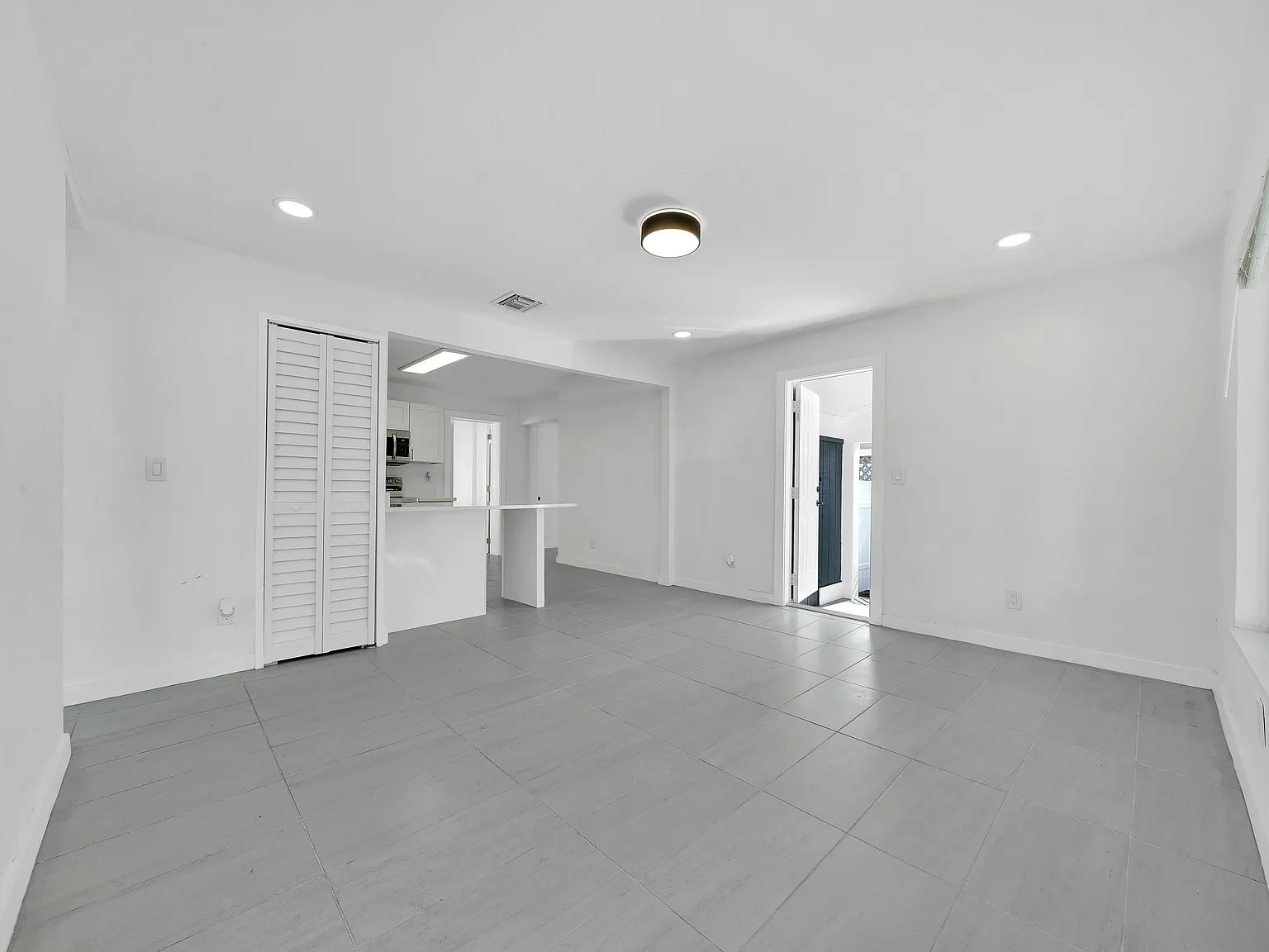 4 bed, 2.0 bath, 1098 sqft, $3,490 — Photo 4