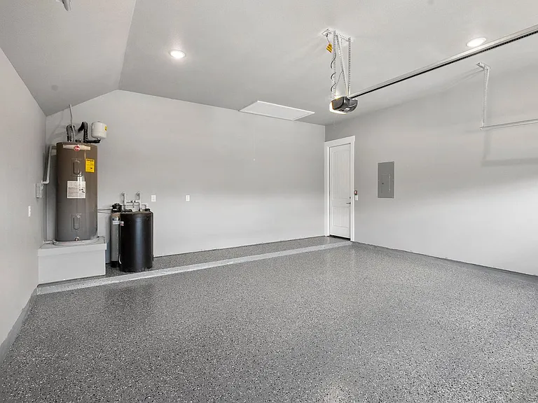 203 E Salty St — Photo 2