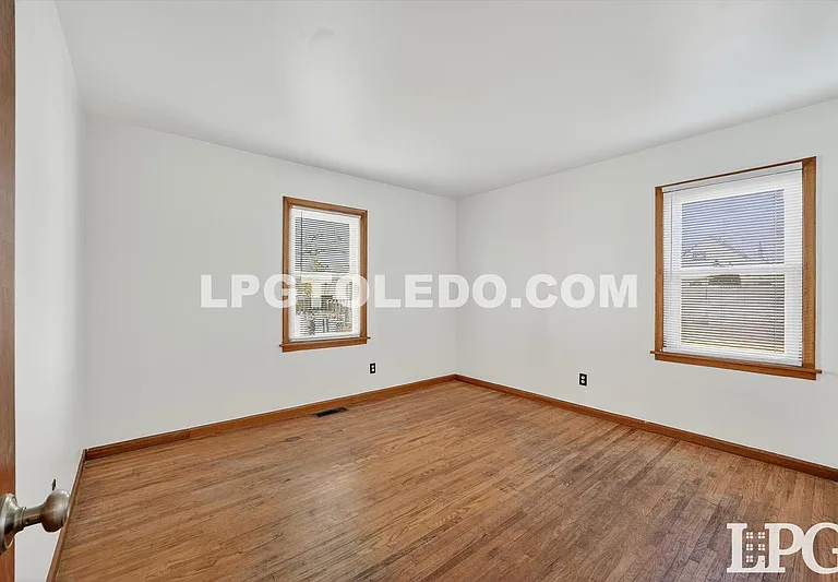 1525 Akron St — Photo 22