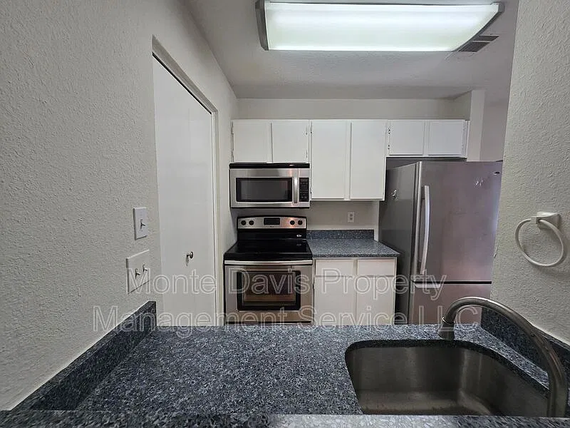 2 bed, 1.0 bath, 900 sqft, $1,395 — Photo 4