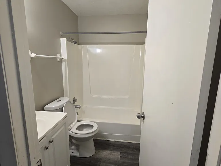 828 Whitethorne Ave #C — Photo 2