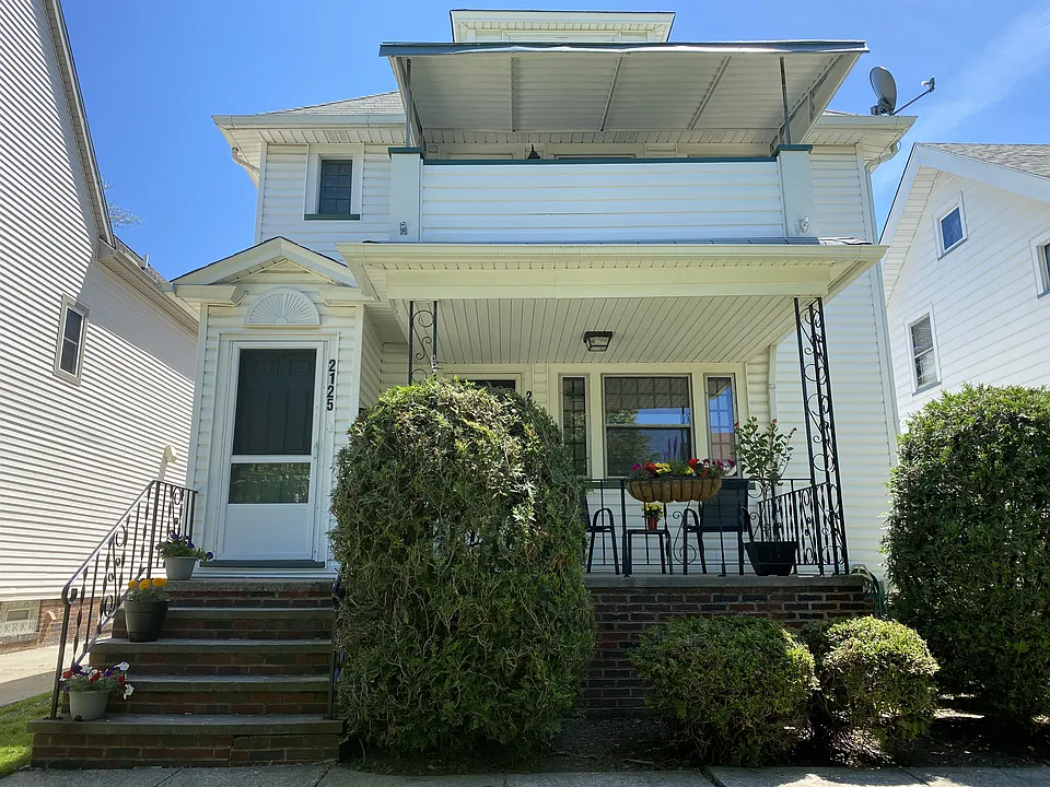 3 bedroom with a den 2 full bath up unit in Lakewood