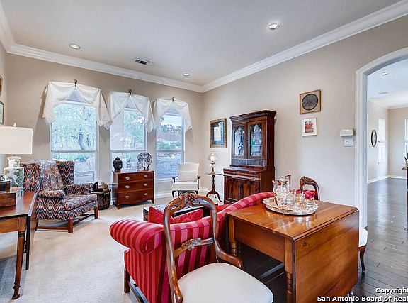 3rd image of 609 Pinon Blvd