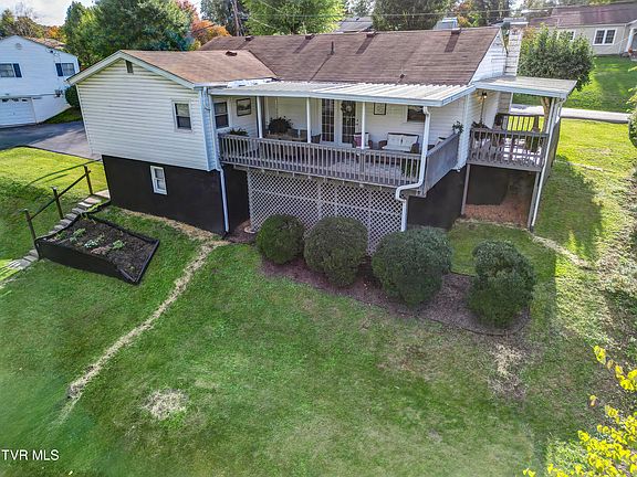 3rd image of 205 York Dr
