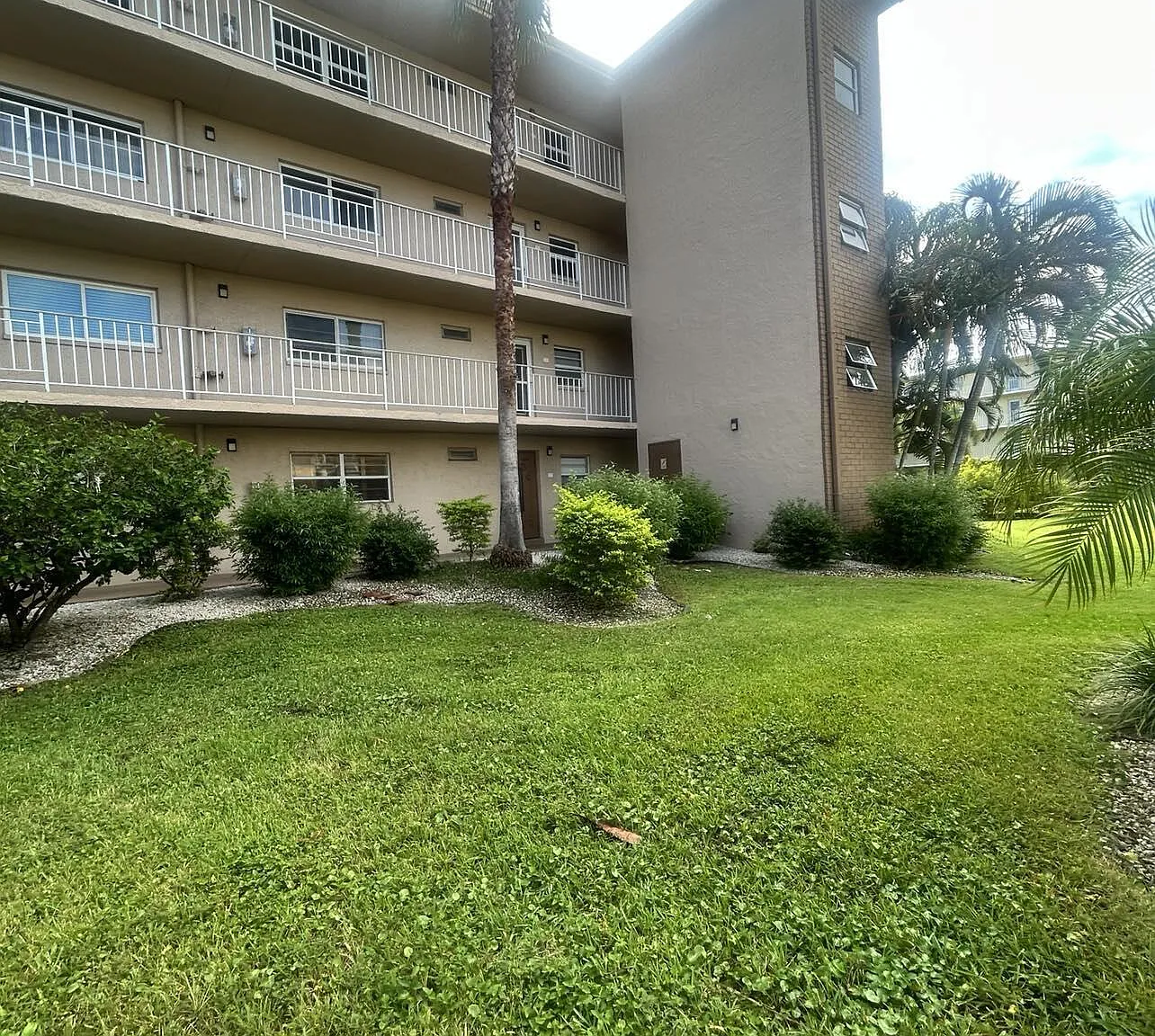 2 bed, 2.0 bath, 960 sqft, $2,100 — Photo 3