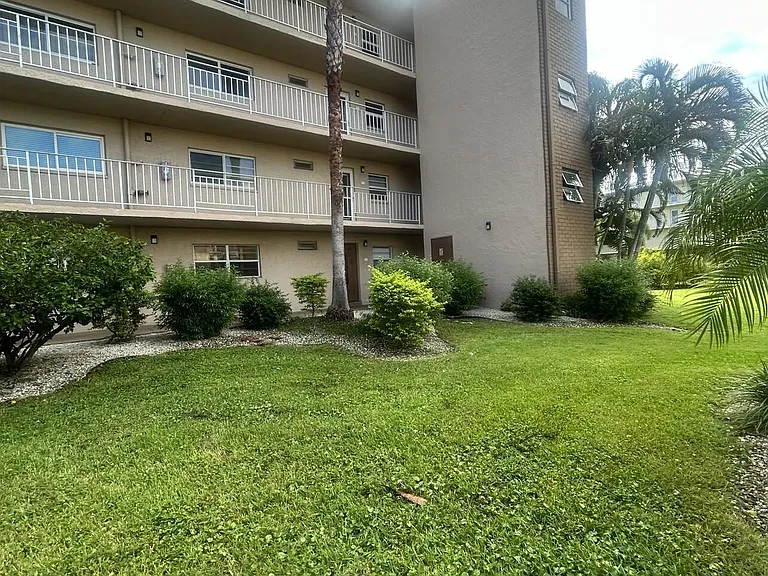 300 NE 26th Ave #113 — Photo 3