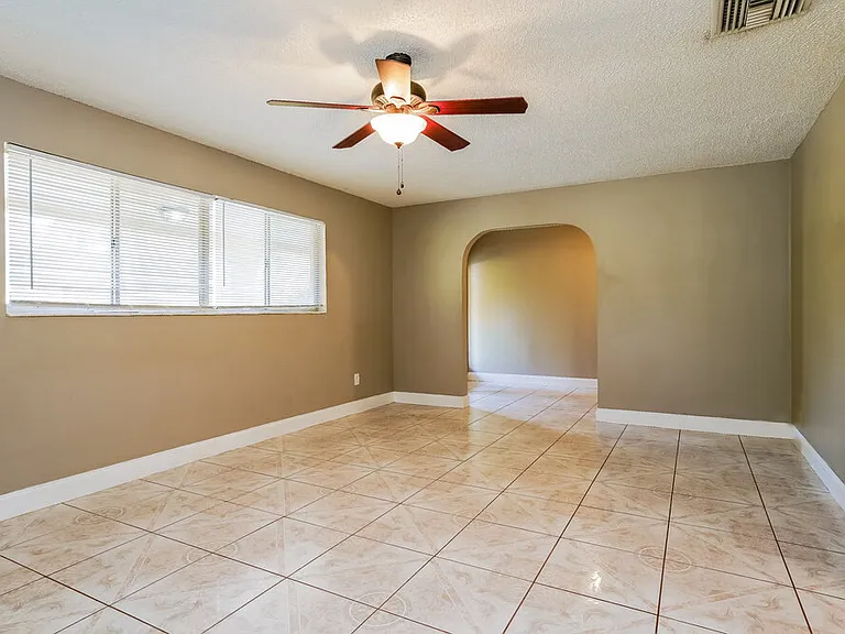 1119 Clayton Ave — Photo 4