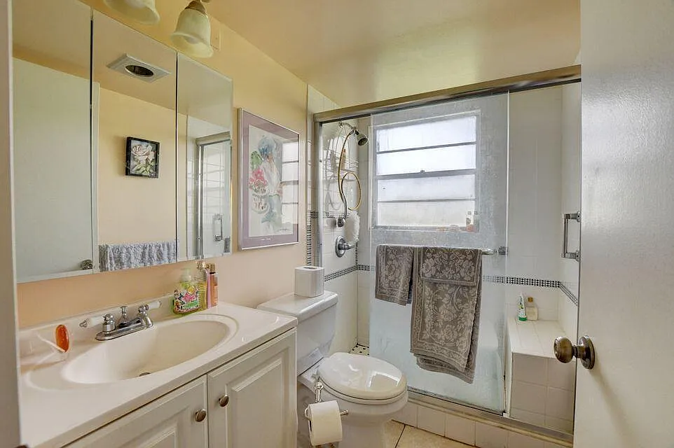 2 bed, 1.5 bath, 819 sqft, $1,800 — Photo 2
