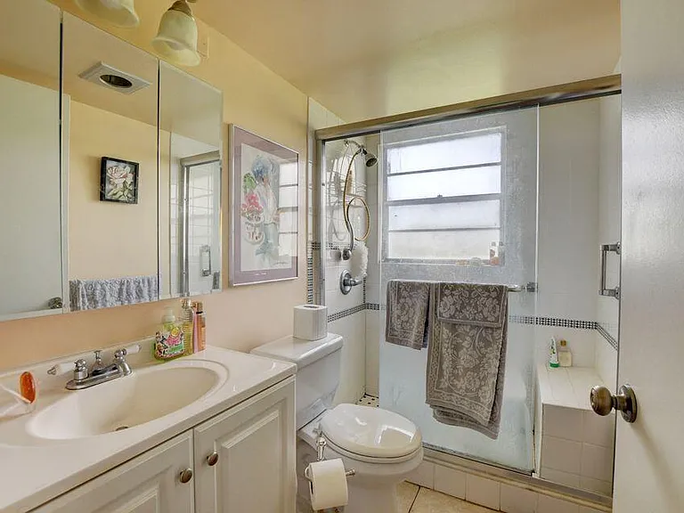 137 Fanshaw #D — Photo 1