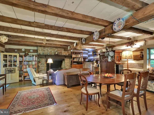 1095 Texter Mountain Rd, Robesonia, PA 19551