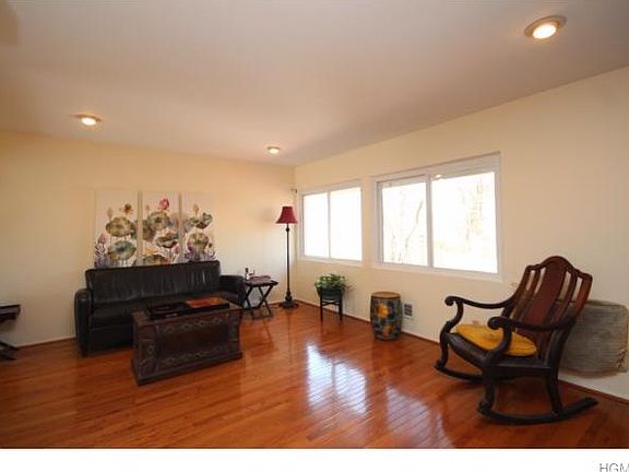 4th image of 5 Jennifer Ln