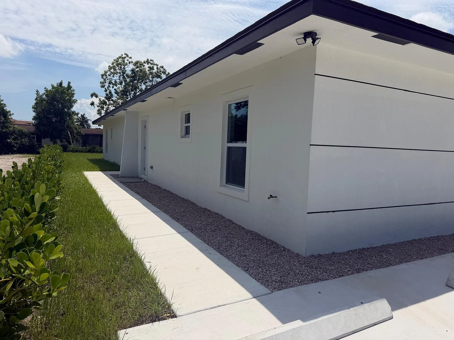 3 bed, 2.0 bath, 1085 sqft, $2,550 — Photo 2