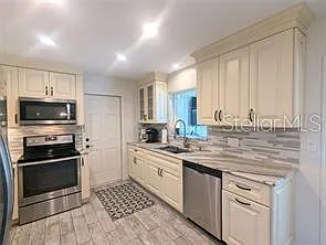 3070 Gulf Gate Dr — Photo 7
